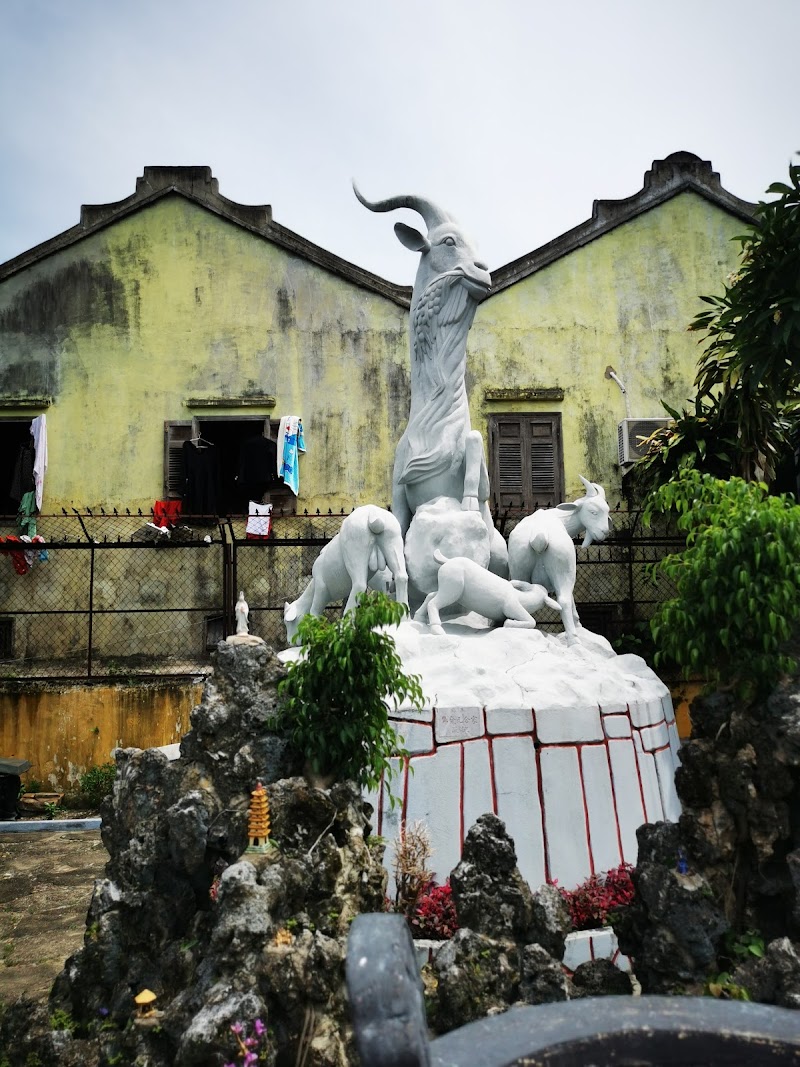 Tourist map and travel guide for Central Vietnam