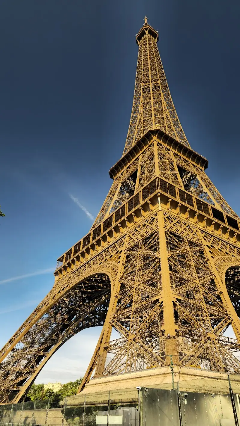 Tourist map and travel guide for Paris