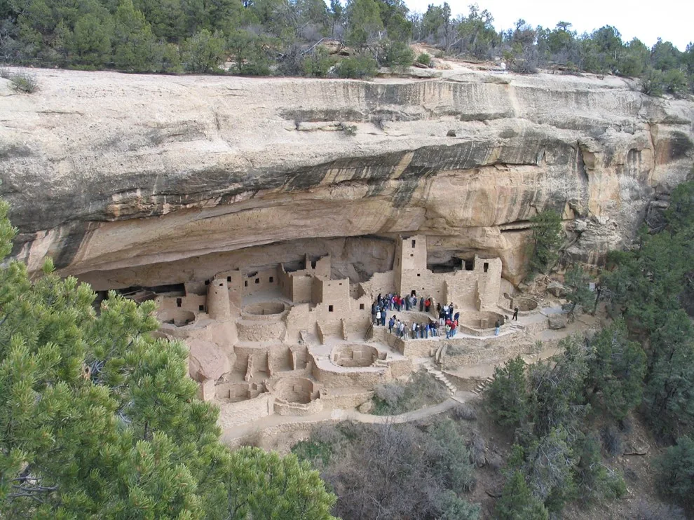 Large cliff dwelling in a Mesa Verde alcove